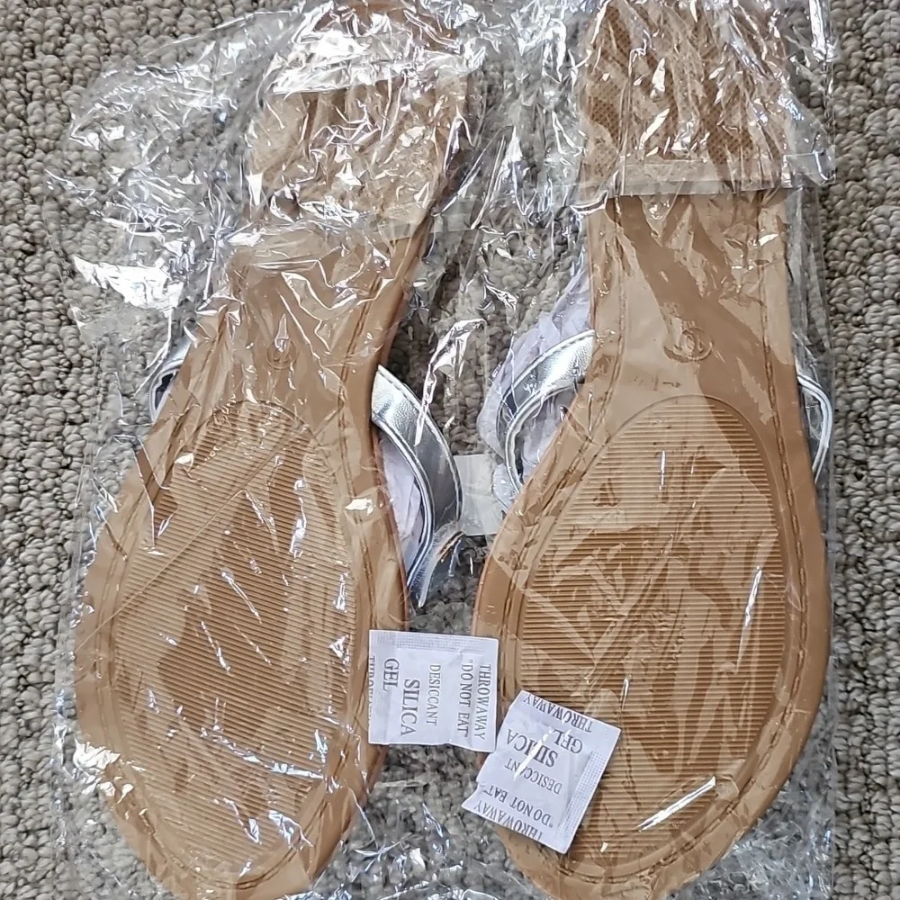NWT Lexi York Silver Flip Flops, Womens Size 10 - Picture 3 of 3